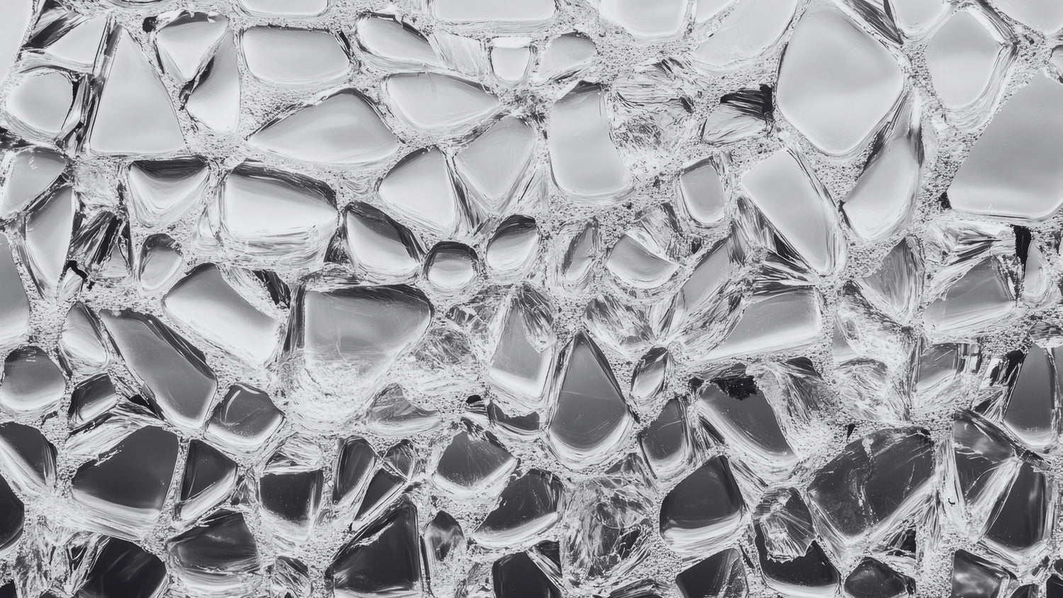 Glasfragmente als Ausdruck handgefertigter Glaskunst von Glasfraktur