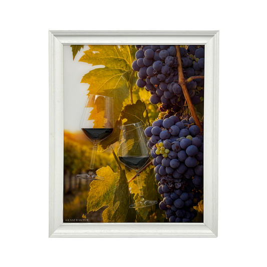 Dreidimensionale Wandkunst mit Weintrauben und schwebenden Weingläsern, gerahmtes Kunstobjekt Weinlese mit warmer Herbststimmung