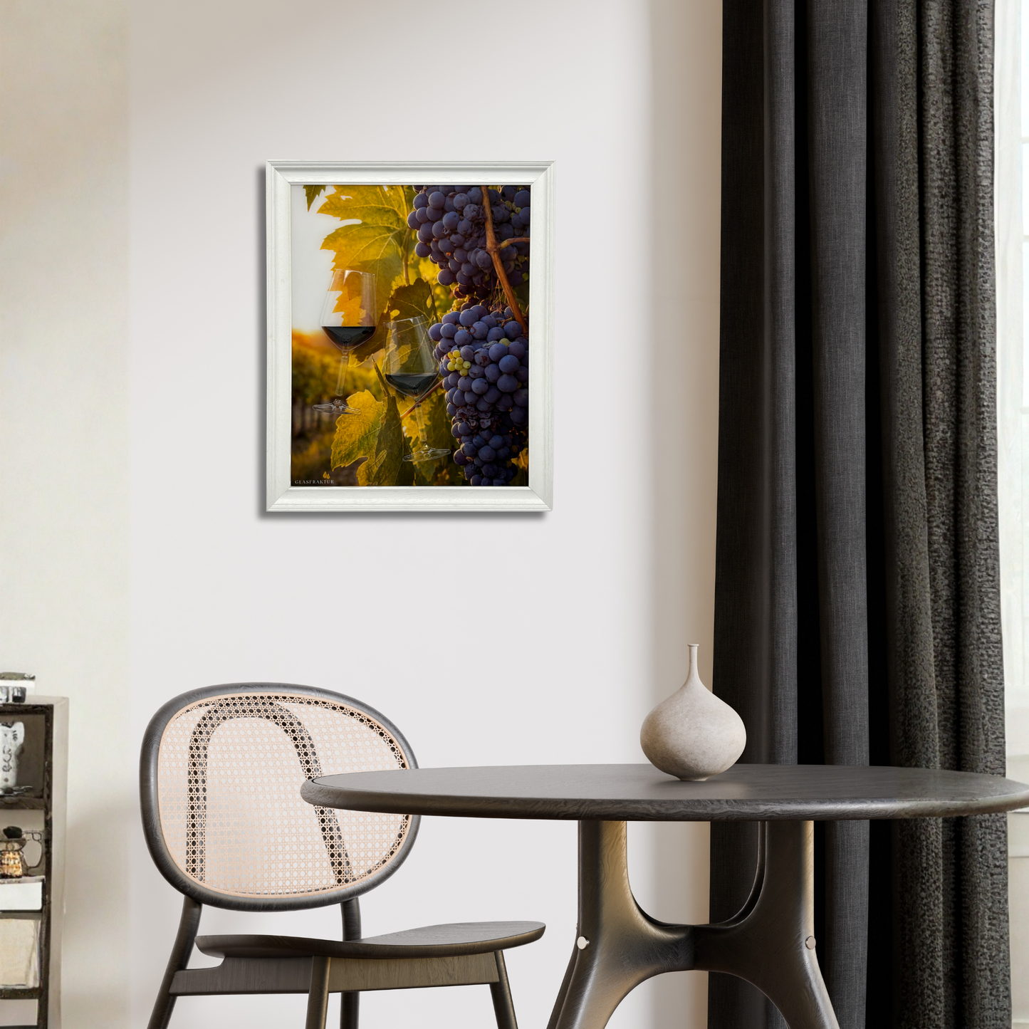 Gerahmte Glas-Wandkunst mit Weinlese-Motiv, präsentiert an einer hellen Wand über Tisch und Stuhl in einem modernen Wohnraum